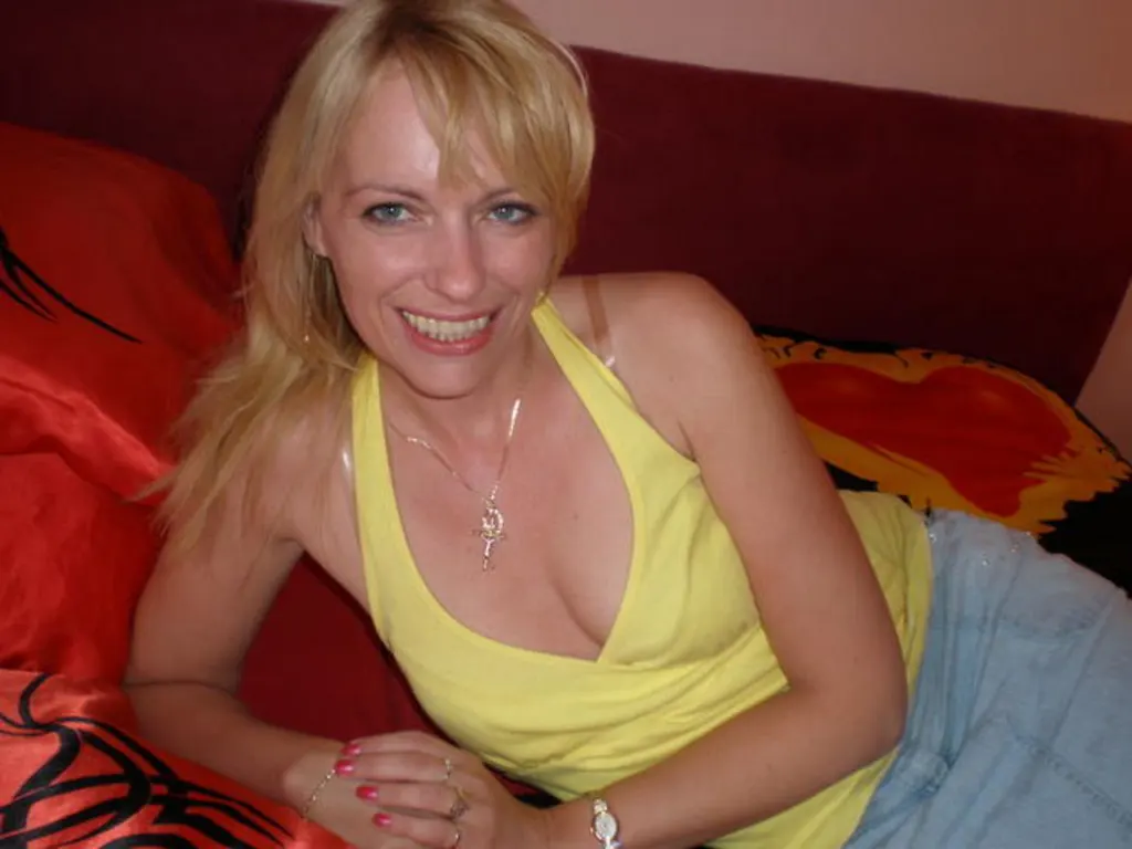 BlondeSarah image 2